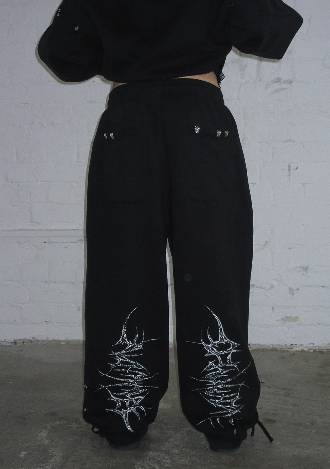DESTROY CHROME PIERCED OVERSIZED SWEATPANTS BLACK - Image 2