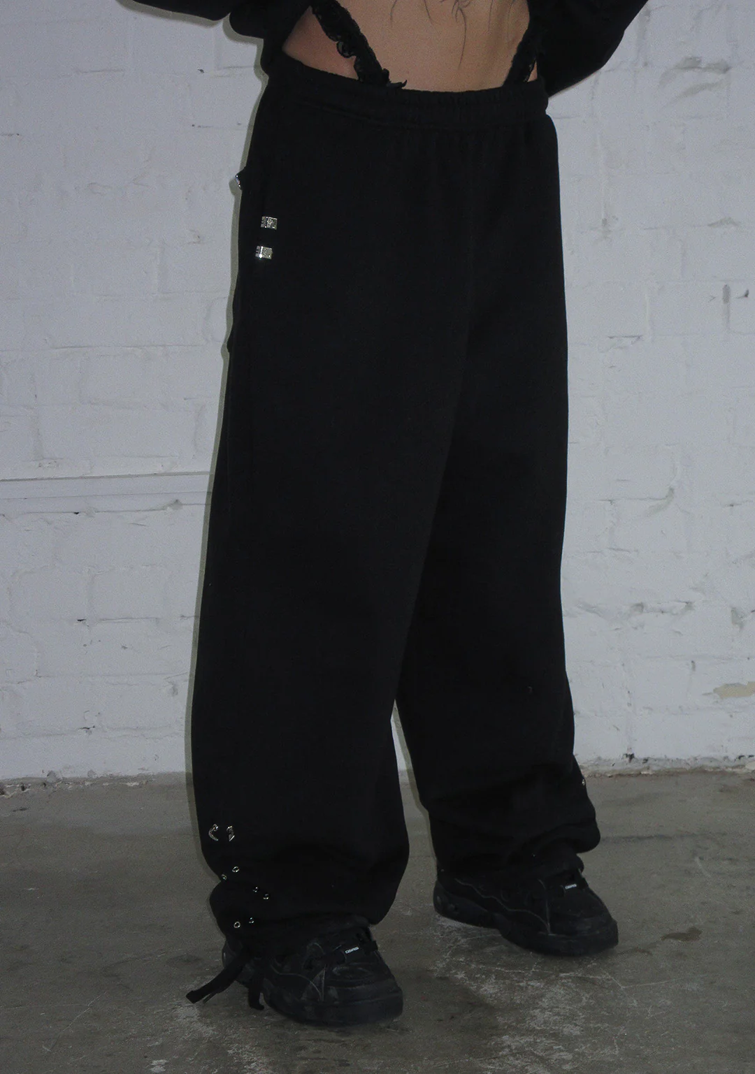 DESTROY CHROME PIERCED OVERSIZED SWEATPANTS BLACK - Image 4