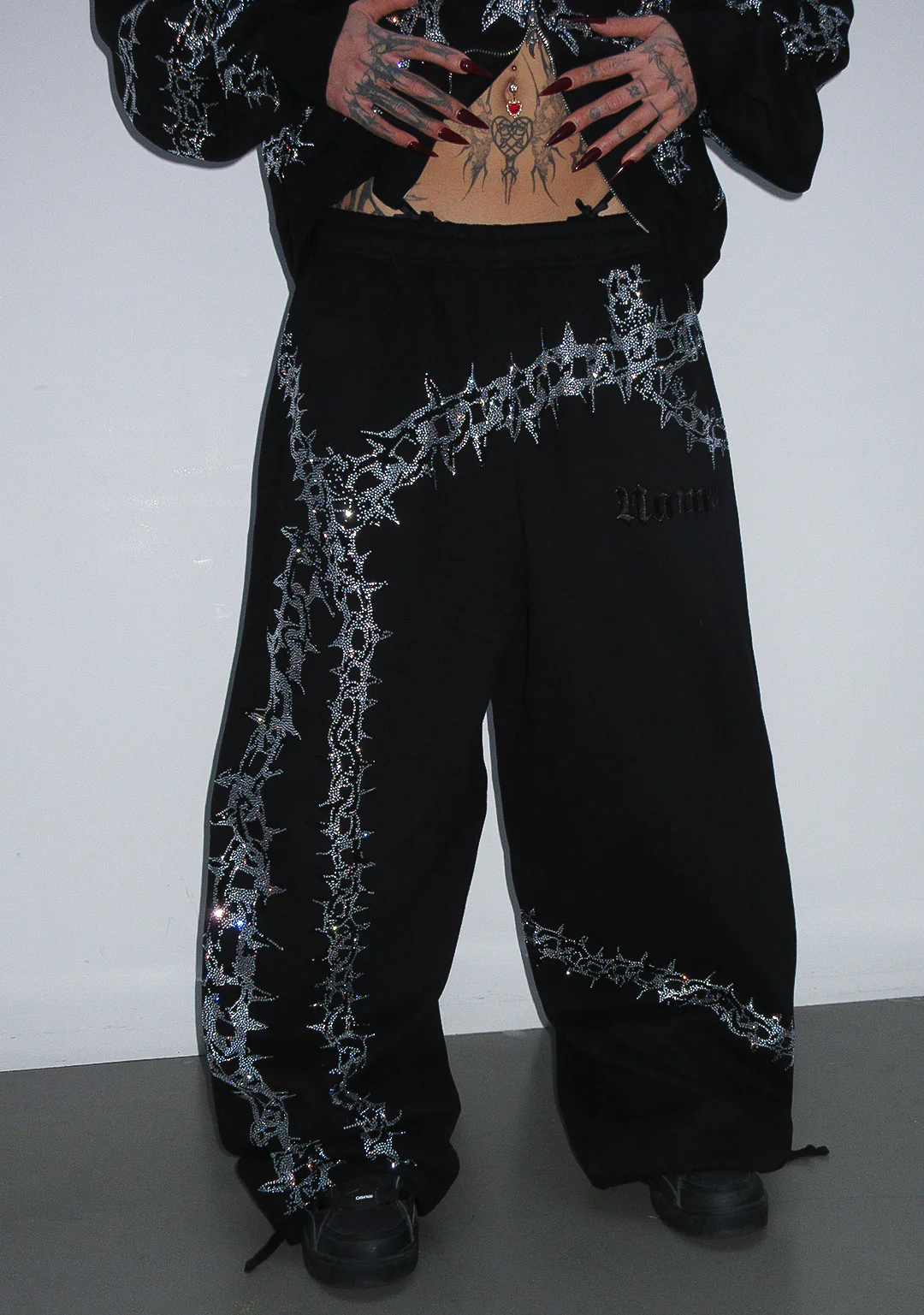 OMEN RHINESTONE OVERSIZED SWEATPANTS BLACK - Image 5