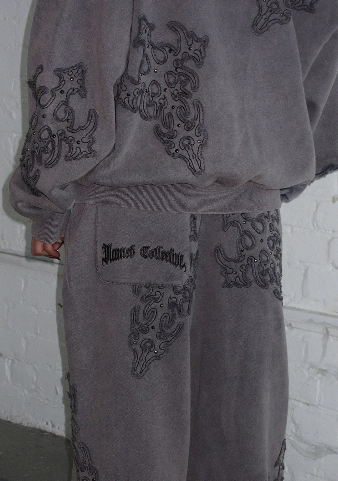SINNER STUDDED OVERSIZED SWEATPANTS GREY VINTAGE WASH - Image 3