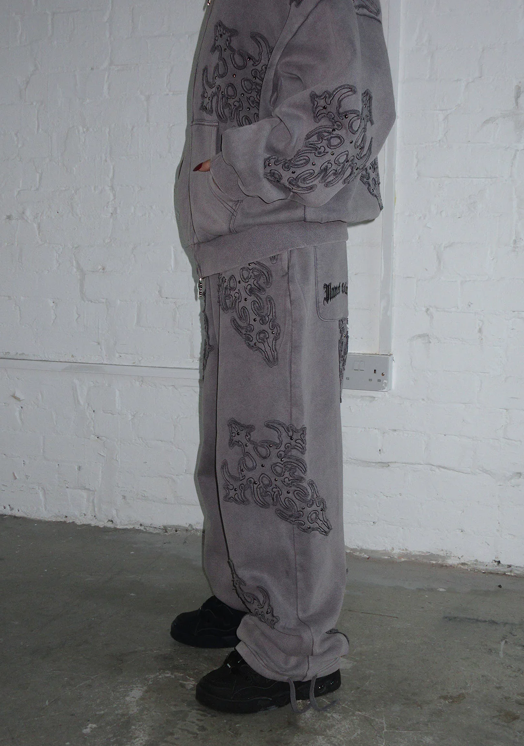 SINNER STUDDED OVERSIZED SWEATPANTS GREY VINTAGE WASH - Image 5