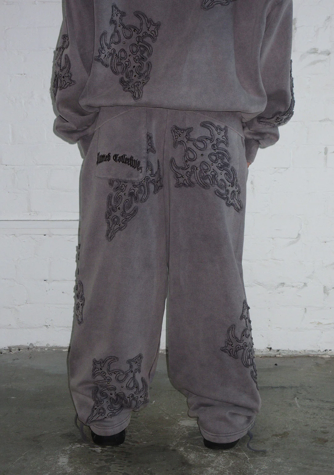 SINNER STUDDED OVERSIZED SWEATPANTS GREY VINTAGE WASH - Image 6