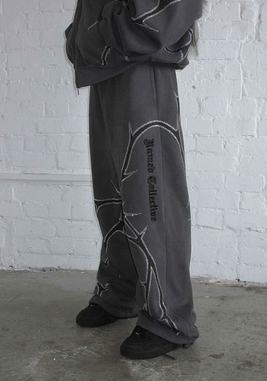 THORN RHINESTONE SWEATPANTS CHARCOAL - Image 5
